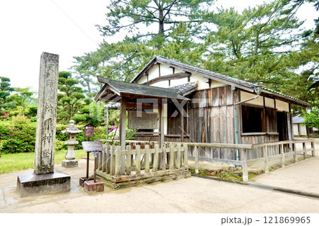 雨の萩市 松蔭神社の境内にある松下村塾の建物の風景 山口県萩市 雨の萩市 松蔭神社の境内にある松下村塾の建物の風景 山口県萩市 121869965