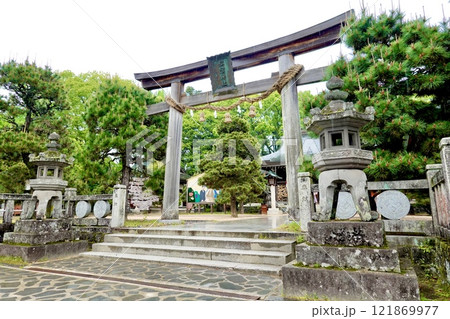 雨の萩市　松下村塾がある松蔭神社の本殿鳥居の風景　山口県萩市 121869977