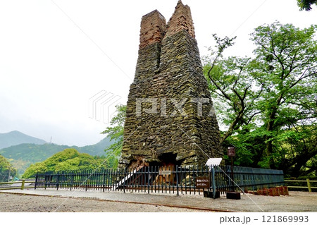 雨の萩市　世界遺産　産業遺構として残る1800年代に使われた金属溶解・鋳造の為の萩反射炉　山口県萩市 121869993