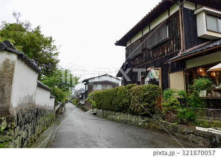 雨の萩市　萩城城下町　菊屋横丁の白い漆喰塀が続く風景　山口県萩市 121870057