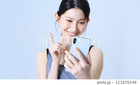 スマホと女性イメージ 121870248