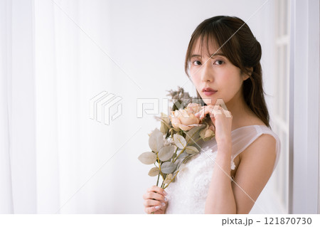 ウエディングドレスを着た黒髪ロングヘアの若い女性 ウエディングドレスを着た黒髪ロングヘアの若い女性 121870730