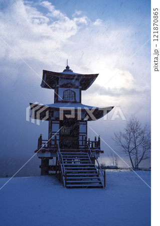 初冬の洞爺湖 雪景色の浮見堂 初冬の洞爺湖 雪景色の浮見堂 121870865