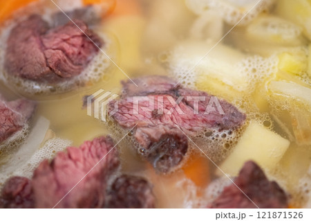 鹿肉カレーを煮込んでいるところ (写真素材) 鹿肉カレーを煮込んでいるところ (写真素材) 121871526