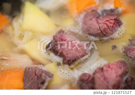 鹿肉カレーを煮込んでいるところ (写真素材) 鹿肉カレーを煮込んでいるところ (写真素材) 121871527