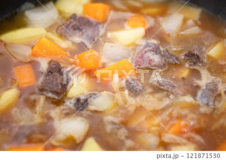 鹿肉カレーを煮込んでいるところ (写真素材) 鹿肉カレーを煮込んでいるところ (写真素材) 121871530