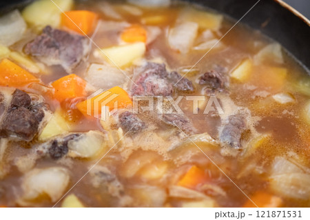 鹿肉カレーを煮込んでいるところ (写真素材) 鹿肉カレーを煮込んでいるところ (写真素材) 121871531