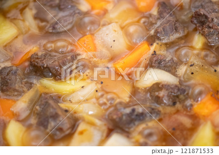 鹿肉カレーを煮込んでいるところ　(写真素材) 121871533