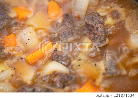 鹿肉カレーを煮込んでいるところ　(写真素材) 121871534