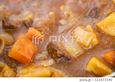 鹿肉カレーを煮込んでいるところ　(写真素材) 121871540