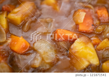 鹿肉カレーを煮込んでいるところ (写真素材) 鹿肉カレーを煮込んでいるところ (写真素材) 121871541