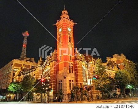 月明りの元にライトアップされた横浜市開港記念会館 121871546