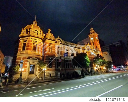 月明りの元にライトアップされた横浜市開港記念会館 121871548