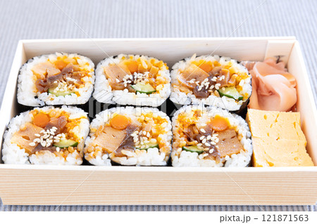 おいしいお寿司、太巻の折り詰め 121871563