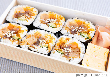 おいしいお寿司、太巻の折詰め 121871564