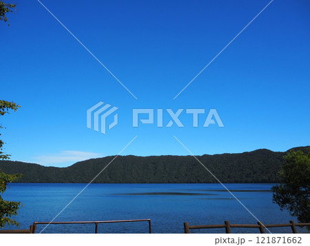 倶多楽湖畔展望所からの見た倶多楽湖 121871662