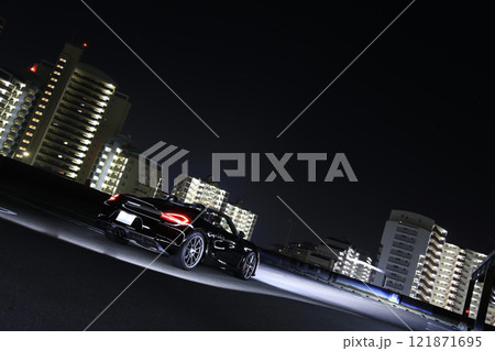 黒いツヤツヤのオープンカー 121871695