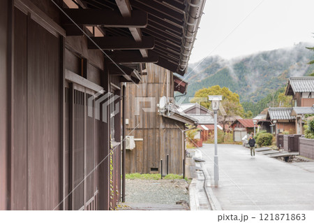 【若狭鯖街道の熊川宿】 121871863