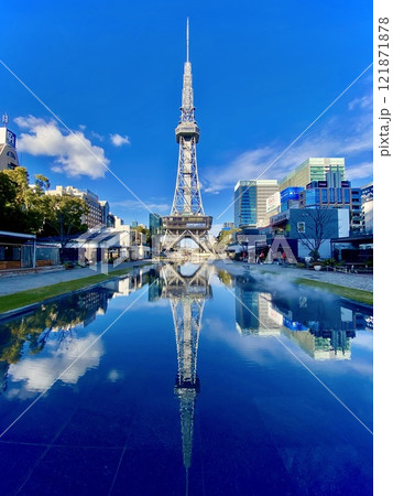 水面に反射するテレビ塔（ミライタワー） 121871878