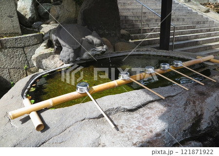 広島県尾道市の艮（うしとら）神社：境内の手水 121871922