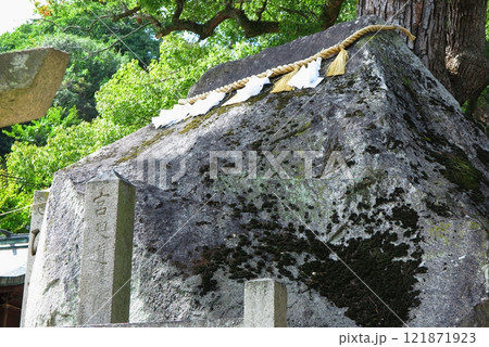 広島県尾道市の艮（うしとら）神社：境内社の巨石 121871923