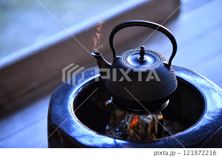 火鉢の上に置いてある鉄瓶 121872216