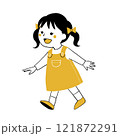 歩く女の子の手描きイラスト 121872291