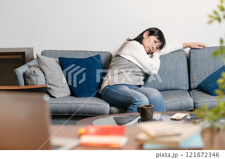 うたた寝　過労　シニア女性 121872346