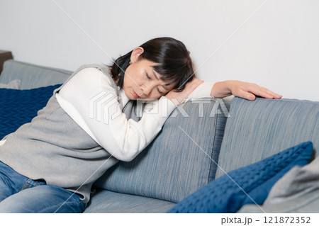 うたた寝　過労　シニア女性 121872352