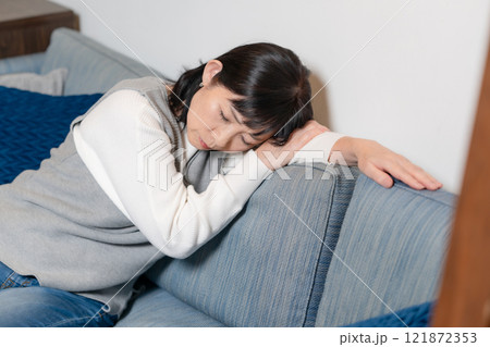 うたた寝　過労　シニア女性 121872353