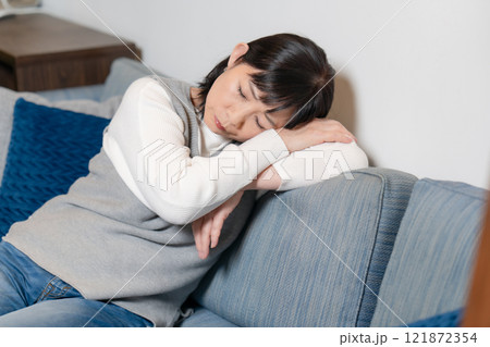 うたた寝　過労　シニア女性 121872354