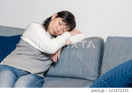 うたた寝　過労　シニア女性 121872355