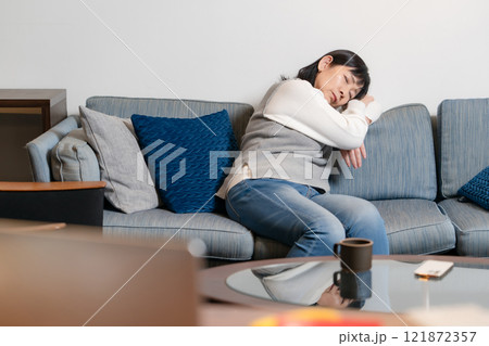うたた寝　過労　シニア女性 121872357