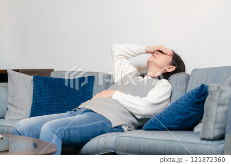 体調不良　発熱　シニア女性 121872360