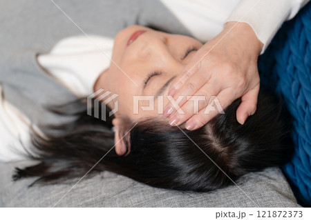 体調不良　発熱　シニア女性 121872373