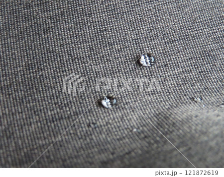 布の上に落ちた水滴 121872619
