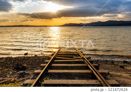 海へと続くさびれたレール 海へと続くさびれたレール 121872626
