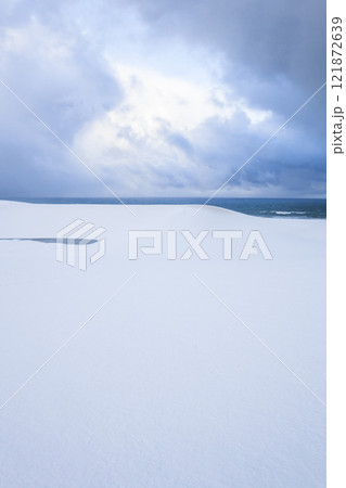冬の鳥取砂丘の雪景色 鳥取県 鳥取砂丘 冬の鳥取砂丘の雪景色 鳥取県 鳥取砂丘 121872639