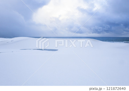 冬の鳥取砂丘の雪景色 鳥取県 鳥取砂丘 121872640