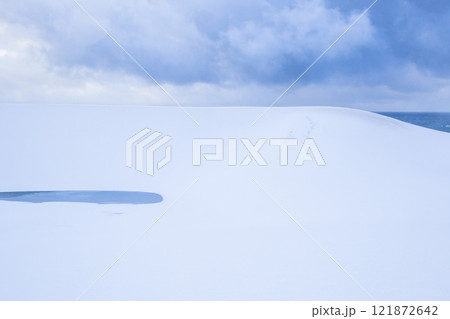 冬の鳥取砂丘の雪景色 鳥取県 鳥取砂丘 121872642