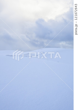 冬の鳥取砂丘の雪景色 鳥取県 鳥取砂丘 冬の鳥取砂丘の雪景色 鳥取県 鳥取砂丘 121872643
