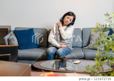 肩こり シニア女性 肩こり シニア女性 121872716