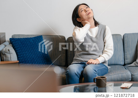 肩こり シニア女性 肩こり シニア女性 121872718