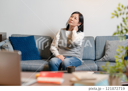 肩こり　シニア女性 121872719