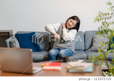 肩こり　シニア女性 121872720