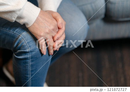 膝痛　シニア女性　手元 121872727