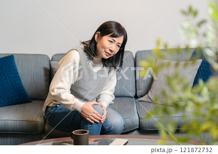 膝痛 シニア女性 膝痛 シニア女性 121872732
