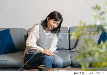 膝痛 シニア女性 膝痛 シニア女性 121872733