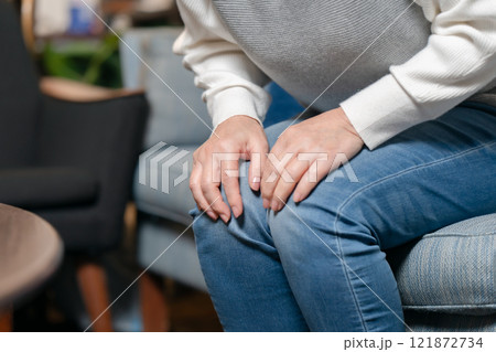 膝痛 シニア女性 手元 膝痛 シニア女性 手元 121872734