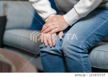 膝痛 シニア女性 手元 膝痛 シニア女性 手元 121872737